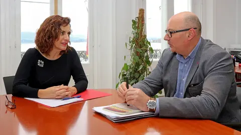 La consejera de Empleo y Pol&iacute;ticas Sociales, Ana Bel&eacute;n &Aacute;lvarez, y el alcalde de Pe&ntilde;arrubia, Secundino Caso