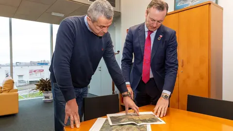 El consejero de Desarrollo Rural, Ganader&iacute;a, Pesca, Alimentaci&oacute;n y Medio Ambiente, Guillermo Blanco, recibe al alcalde de Mazcuerras, Francisco Javier Camino