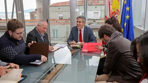 El vicepresidente y consejero de Universidades, Igualdad, Cultura y Deporte, Pablo Zuloaga, recibe al Consejo de Estudiantes de la UC