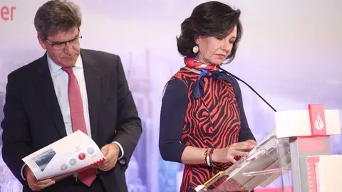 El consejero delegado del Banco Santander, Jos&eacute; Antonio &Aacute;lvarez y la presidenta del Banco Santander, Ana Bot&iacute;n durante la presentaci&oacute;n de los resultados de 2019, en la Ciudad Grupo Santander, en Boadilla del Monte/Madrid (Espa&ntilde;a), a 29 de enero de 2020.