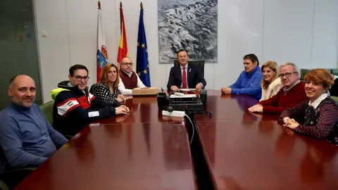 El consejero de Desarrollo Rural, Ganader&iacute;a, Pesca, Alimentaci&oacute;n y Medio Ambiente, Guillermo Blanco, con representantes de cuatro empresas agroalimentarias premiadas en cert&aacute;menes internacionales