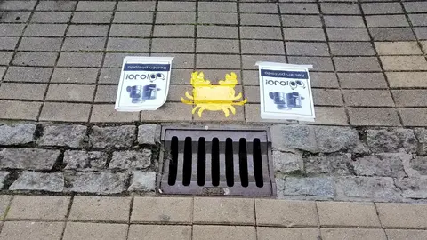 Serigraf&iacute;as junto a alcantarillas