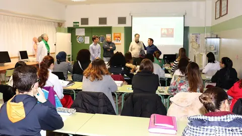 El concejal de Sanidad, Borja Sainz, visita uno de los talleres en el Instituto de Educaci&oacute;n Secundaria Manuel Guti&eacute;rrez Arag&oacute;n de Vi&eacute;rnoles
