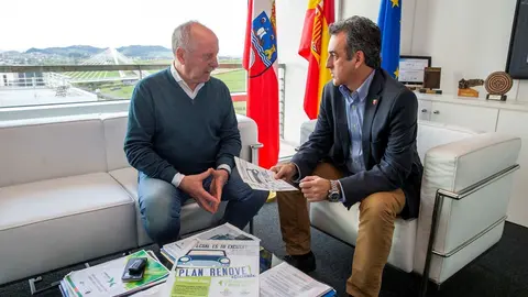 El alcalde de Reinosa, Jos&eacute; Miguel Barrio (izda) y el consejero de Innovaci&oacute;n, Industria, Transporte y Comercio, Francisco Mart&iacute;n (derecha)