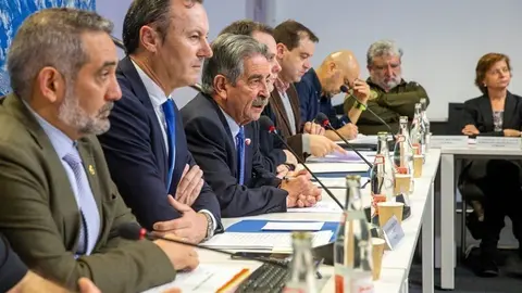 El presidente de Cantabria, Miguel &Aacute;ngel Revilla, acompa&ntilde;ado del consejero de Desarrollo Rural, Ganader&iacute;a, Pesca, Alimentaci&oacute;n y Medio Ambiente, Guillermo Blanco, preside la Mesa de prevenci&oacute;n y lucha contra los incendios forestales