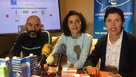 Presentaci&oacute;n de la marca '&iquest;Qui&eacute;n es el jefe?-La marca de los consumidores'. En la foto el ganadero de la Cooperativa Gaza, Jorge Hern&aacute;ndez; la promotora de la marca Ana&iuml;k Locqueneux y la presidenta de Interprofesional L&aacute;ctea, Charo Arredondo