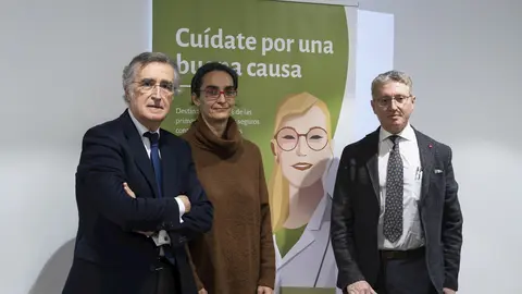 El presidente del Igualatorio Cantabria, el Dr. Luis Tom&aacute;s G&oacute;mez (izda) ; el de la Asociaci&oacute;n Espa&ntilde;ola contra el C&aacute;ncer en Cantabria, el Pedro Prada. Y la vicepresidenta de la Asociaci&oacute;n de Familiares de Enfermos de Alzheimer de Cantabria, M&oacute;nica  P&eacute;rez