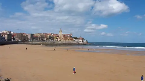 Playa de San Lorenzo de Gij&oacute;n. Iglesia de San Pedro de Gij&oacute;n