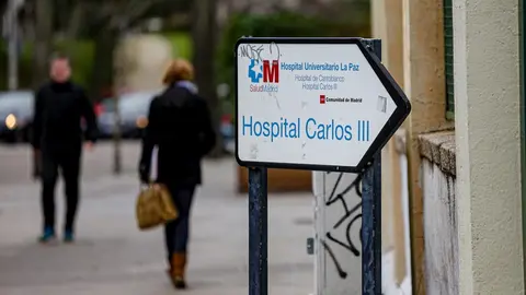 Se&ntilde;al que indica la entrada del Hospital Carlos III, adscrito al Hospital Universitario La Paz, en Madrid a 30 de enero de 2020.