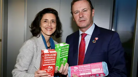 El consejero Guillermo Blanco y la promotora de la campa&ntilde;a 'Qui&eacute;n es el jefe' Annaick Locqueneuex