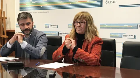 La concejala de Cultura, Mar&iacute;a Luisa Sanju&aacute;n, y el director de la Banda Municipal M&uacute;sica, Vicent Pelechano, en rueda de prensa