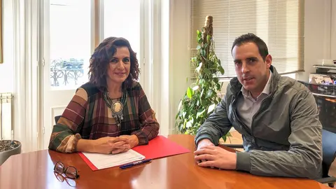 El alcalde de Santiurde de Reinosa, Borja Ramos, y la consejera de Empleo y Pol&iacute;ticas Sociales, Ana Bel&eacute;n &Aacute;lvarez