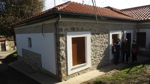 El alcalde de Suances, Andr&eacute;s Ruiz Moya, en una visita a las obras de rehabilitaci&oacute;n de la vivienda social en Puente Av&iacute;os