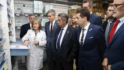 El presidente de Cantabria, Miguel &Aacute;ngel Revilla (centro), el vicepresidente, Pablo Zuloaga, y el consejero de Sanidad, Miguel Rodr&iacute;guez, en la inauguraci&oacute;n del centro de salud de Santo&ntilde;a