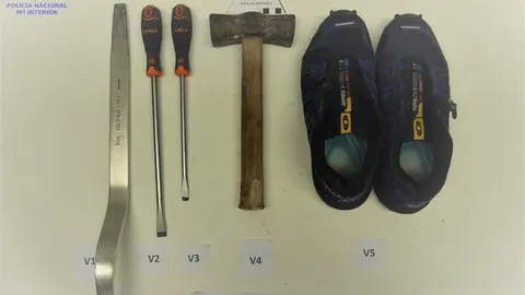 Elementos intervenidos a los dos detenidos por intentar robar en un bar de Santander