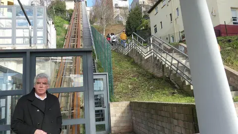 El portavoz del PRC de Santander, Jos&eacute; Mar&iacute;a Fuentes-Pila, junto al funicular