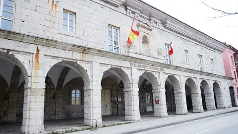 Exterior del Parlamento de Cantabria donde se ha celebrado hoy una sesi&oacute;n plenaria para la aprobaci&oacute;n de los Presupuestos de 2020, en Santander (Espa&ntilde;a), a 19 de diciembre de 2019.