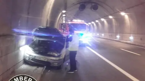 EuropaPress_2625492_Veh&iacute;culo_accidentado_en_la_S-30_a_la_altura_del_t&uacute;nel_de_La_Morcilla_en_Camargo