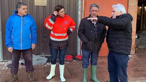 El presidente de Cantabria, Miguel &Aacute;ngel Revilla, y la consejera de Presidencia, Paula Fern&aacute;ndez, en la zona afectada por las inundaciones. Foto de archivo
