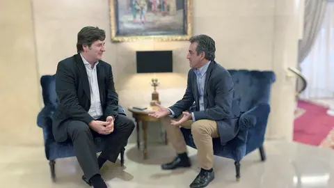 El consejero de Innovaci&oacute;n, Industria, Transporte y Comercio de Cantabria, Francisco Mart&iacute;n (izquierda), con el presidente de Santander Coated Solutions, &Oacute;scar Heckh, en una reuni&oacute;n en Madrid