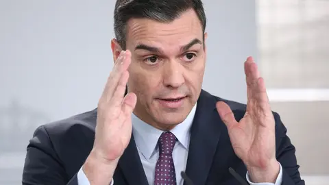 El presidente del Gobierno, Pedro S&aacute;nchez, en rueda de prensa tras la primera reuni&oacute;n del consejo de ministros del Gobierno de coalici&oacute;n de PSOE y Unidas Podemos en la XIV Legislatura, en Madrid (Espa&ntilde;a), a 14 de enero de 2020.