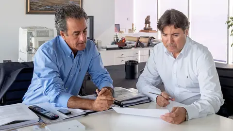 Francisco Mart&iacute;n, consejero de Industria, y Jaime Gonz&aacute;lez, presidente del Puerto