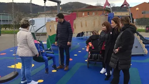 El alcalde de Astillero, Javier Fern&aacute;ndez Sober&oacute;n, y la edil de Obras y Medio Ambiente, Marta Fern&aacute;ndez, visitan la renovaci&oacute;n del parque infantil junto al colegio Jos&eacute; Ram&oacute;n S&aacute;nchez