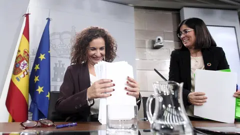 La ministra de Hacienda y Portavoz del Gobierno, Mar&iacute;a Jes&uacute;s Montero y la ministra de Pol&iacute;tica Territorial y Funci&oacute;n P&uacute;blica, Carolina Darias