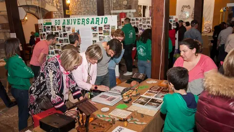 La alcaldesa de Camargo, Esther Bolado, en la inauguraci&oacute;n de la muestra de los 50 a&ntilde;os del Grupo Scout de Escobedo
