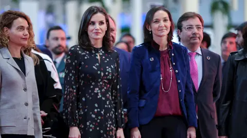 (I-D) La presidenta del Congreso, Meritxell Batet; la Reina Letizia; la  ministra de Comercio, Turismo e Industria, Reyes Maroto; y el presidente de la Junta de Extremadura, Guillermo Fern&aacute;ndez de Vara, la semana pasada en Fitur