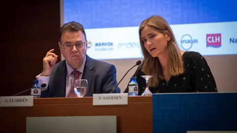 El presidente de Enag&aacute;s, Antonio Llard&eacute;n (i), junto a la secretaria de Estado de Energ&iacute;a, Sara Aagesen(d), inauguran el VIII Simposio Empresarial Institucional, en Barcelona (Espa&ntilde;a), a 03 de febrero de 2020.