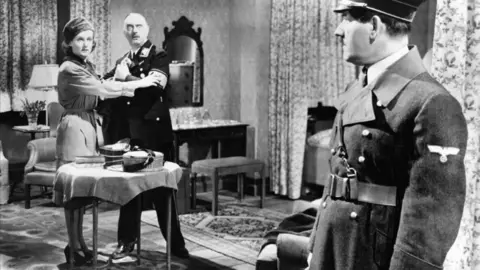 Fotograma de la pel&iacute;cula 'Ser o no ser', de Ernst Lubitsch