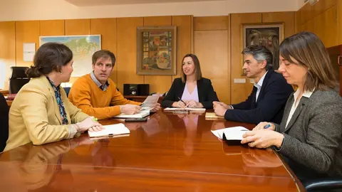 La consejera de Econom&iacute;a y Hacienda, Mar&iacute;a S&aacute;nchez, recibe al presidente de CEOE-CEPYME Cantabria, Enrique Conde