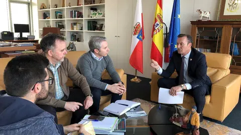 El consejero de Desarrollo Rural, Ganader&iacute;a, Pesca, Alimentaci&oacute;n y Medio Ambiente, Guillermo Blanco, recibe al alcalde de Guriezo, &Aacute;ngel Llano