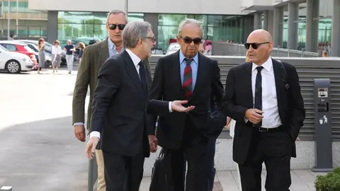 El banquero Jaime Bot&iacute;n (centro) acude al Juzgado de lo Penal n&uacute;mero 27 de Madrid, donde comienza el juicio contra &eacute;l, que est&aacute; acusado de un delito de contrabando de bienes culturales por haber intentado sacar de Espa&ntilde;a el cuadro de Picasso 'Cabeza de mu