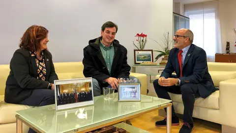 El consejero de Sanidad, Miguel Rodr&iacute;guez, se re&uacute;ne con el alcalde de Pesaguero, Enrique Sabaris