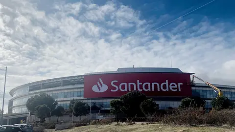 Uno de los edificios de la Ciudad Financiera del Grupo Banco Santander cerca de la localidad madrile&ntilde;a de Boadilla del Monte.