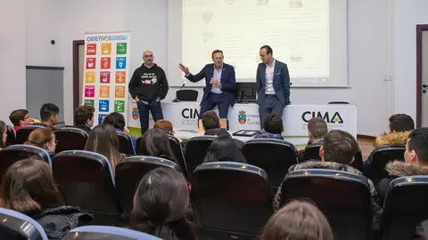 El consejero de Desarrollo Rural, Ganader&iacute;a, Pesca, Alimentaci&oacute;n y Medio Ambiente, Guillermo Blanco, y el alcalde de Torrelavega, Javier L&oacute;pez Estrada, en el CIMA