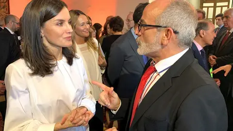 La reina Letizia con el consejero de Sanidad de Cantaria, Miguel Rodr&iacute;guez