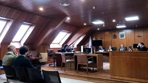 Los dos acusados de agredir sexualmente a una chica sentados en el banquillo durante el juicio en la Audiencia de Cantabria