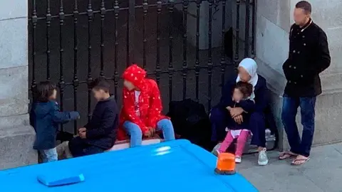 Foto de la familia que solicita asilo a las puertas de Samur Social