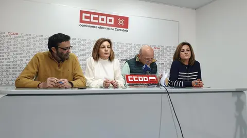 El secretario general de la Secci&oacute;n Sindical de CCOO en el Gobierno de Cantabria, Javier Gonz&aacute;lez, y otros miembros del sindicato y del comit&eacute;