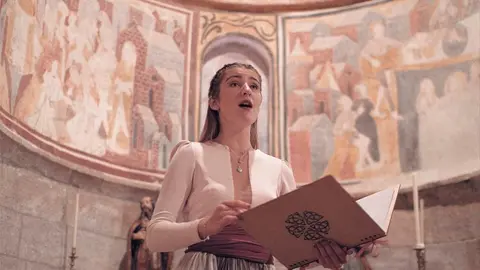 Cristina Gal&aacute;n, soprano