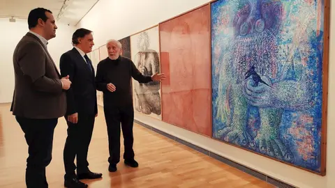 El diputado David Mingo, el alcalde Carlos Garc&iacute;a Carbayo y el autor Ramiro Tapia, de izquierda a derecha, ante las obras de 'Hecatombe' en el DA2