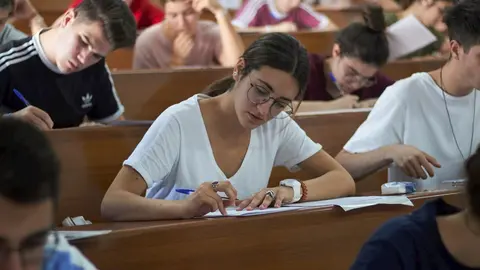 Estudiantes durante las pruebas de acceso a la universidad.