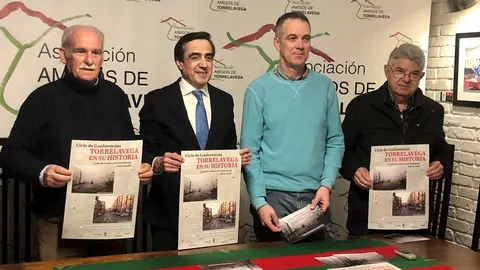 Amigos de Torrelavega en rueda de prensa de presenetaci&oacute;n del ciclo de conferencias