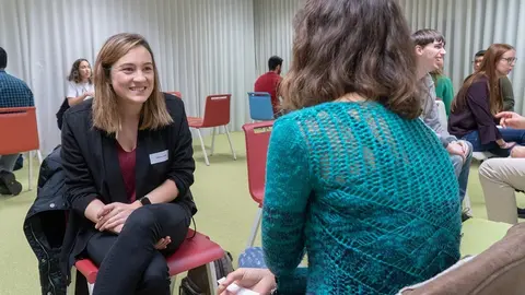 Estudiantes de doctorado de la UC participan en una sesi&oacute;n de Speed Dating o "citas r&aacute;pidas" para favorecer el networking