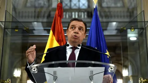 EuropaPress_2635723_El_ministro_de_Agricultura_Pesca_y_Alimentaci&oacute;n_Luis_Planas_en_rueda_de_prensa_despu&eacute;s_de_su_reuni&oacute;n_con_el_sector_del_aceite_de_oliva_y_la_aceituna_en_la_sede_del_Ministerio_en_Madrid_(Espa&ntilde;a)_