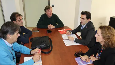 EuropaPress_2636468_Representantes_de_CCOO_se_re&uacute;nen_con_miembros_del_PSOE_en_el_Congreso_y_en_el_Senado_Pedro_Casares_e_Isabel_Fern&aacute;ndez