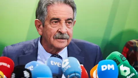 El secretario general del PRC, Miguel &Aacute;ngel Revilla, en rueda de prensa (Archivo)